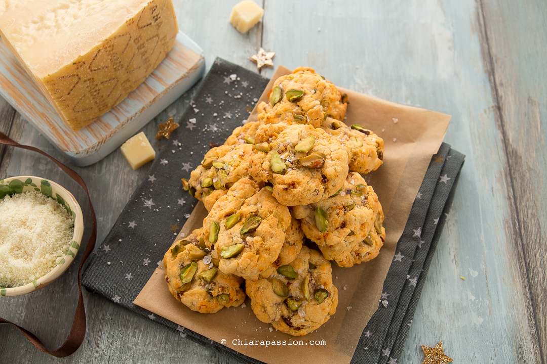 Biscottini salati con caprino e sale nero di cipro - Ricetta Petitchef